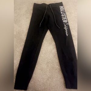 Brand : hollister , size : small , color : black and white .
